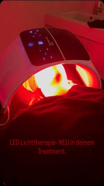 Dein Treatment – nur individueller ✨

Unsere LED Skin Therapie ist kein extra Termin, sondern ein Upgrade für deine Haut.

Du kannst sie in (fast) jede Behandlung integrieren – individuell abgestimmt auf das, was deine Haut gerade braucht- ganz ohne zusätzliche Kosten. 

🔴 Kollagenaufbau & Anti-Aging
🔵 klärend bei Unreinheiten
🟡 beruhigend & ausgleichend
🟢 ebenmäßiger Teint
🟣 Regeneration & antibakterielle Wirkung
🟠 frischer Glow

In Kombination mit Kalzium wird deine Haut zusätzlich von innen gestärkt:
✨ stärkere Hautbarriere
✨ bessere Feuchtigkeit
✨ unterstützte Zellerneuerung

Das Beste?
Mehr Wirkung ohne extra Zeit. ⏱️

Vor deiner Behandlung schauen wir gemeinsam,
wie und wo wir die LED Therapie optimal integrieren können.

Frag uns bei deinem nächsten Termin einfach danach ✨