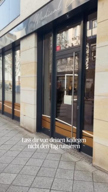 Bevor du heute schlechte Laune verbreitest…
mach lieber einen Zwischenstopp bei uns 💅 
Wir kümmern uns um deinen Glow -
deine Kollegen werden es dir danken 😄 

👉🏽 Jetzt Termin über unsere Website sichern 📲
