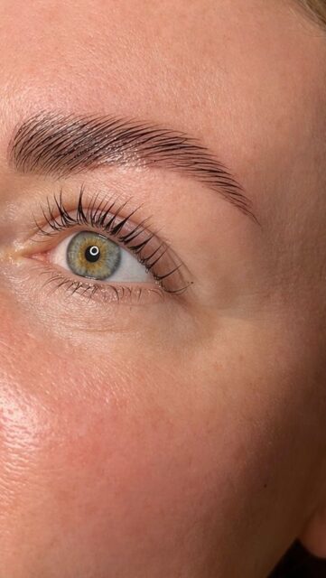 Zwei Treatments. Ein perfekter Look. ✨

Brow- & Lashlifting – das Duo, das dein Gesicht sofort verändert, ohne Make-up.

✨ voller wirkende Brauen
✨ perfekt geschwungene Wimpern
✨ morgens aufwachen & ready sein

Kein Mascara. Kein Nachzeichnen. Kein Aufwand.
Nur du – in deiner upgrade Version.

Save dir das für deinen nächsten Glow-Termin oder schick’s deiner Freundin, die dir immer von stundenlangem „anmalen“ erzählt. 💌