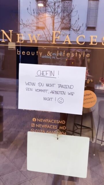 Wir stehen morgens früher im Laden, planen heimlich alles durch, filmen aus jeder erdenklichen Perspektive… nur um diesen einen Moment zu catchen, wenn du reinkommst. 🥹  Zettel hängt schon: „Chefin, wenn du nicht tanzend reinkommst, arbeiten wir nicht.“ Spoiler: Gearbeitet wurde erstmal eh nicht – erst gab’s ein Eierlikörchen. 😄  Und genau für solche Momente machen wir das hier. Nicht perfekt, nicht geschniegelt – aber echt, laut, liebevoll und komplett wir. 🫶🏼 Proooost! Auf uns alle… 🥂
