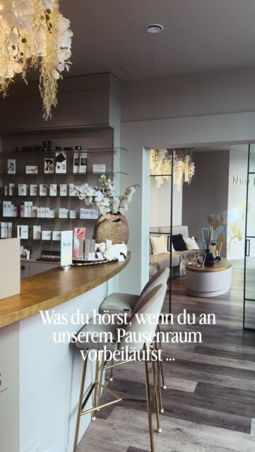 Das würde ich morgen posten: POV: Der Terminplan brennt, irgendwo piept noch ein Gerät und trotzdem wird im Pausenraum gelacht, als gäb’s keinen Stress. 😭☕️ Ohne diese Momente würde hier niemand überleben. Zwischen Kundinnen, Kaffee und komplettem Chaos einfach kurz Reset drücken. 😂🤍 Tagge deine Arbeitsbestie, mit der wirklich ALLES eskaliert.