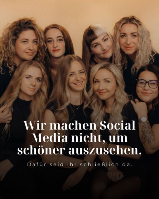 Früher dachten wir, Social Media müsse perfekt sein.

Heute wissen wir:
Echt schlägt perfekt. ✨

Deshalb zeigen wir euch nicht nur schöne Ergebnisse, sondern auch die Menschen dahinter. Unseren Alltag, unsere Gedanken, unsere Leidenschaft - und manchmal auch das Chaos dazwischen. 🤯

Denn unsere Aufgabe ist nicht, euch einzureden, dass mit euch etwas nicht stimmt.

Falten gehören zum Leben. 🧡
Mimik erzählt Geschichten.
Und niemand muss einem unrealistischen
Schönheitsideal hinterherlaufen. 

Was wir euch zeigen möchten, sind Möglichkeiten.
Möglichkeiten, eure Haut gesünder werden zu lassen.
Möglichkeiten, euch wohler zu fühlen.
Möglichkeiten, euer Spiegelbild wieder genauso zu mögen, wie ihr euch fühlt. 🪞

Ob ihr euch am Ende für eine Behandlung
entscheidet oder nicht - wichtig ist,
dass sie zu euch passt. Nicht zu einem Trend.
Nicht zu einem Filter. Und schon gar nicht
zu den Erwartungen anderer.

Danke, dass ihr NEW FACES genau deshalb begleitet. 🤍

📸 @veronikahaas.de