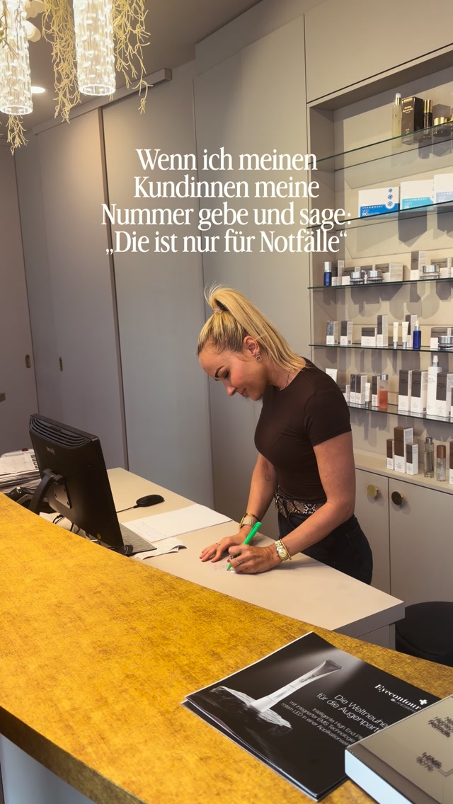 📞 “Nur für Notfälle.” 😌 

Unsere Kundinnen: Challenge accepted. 😂🤍 Keine Sorge - wir freuen uns, dass ihr euch meldet, wenn ihr Fragen habt. Genau dafür sind wir da. Und ja… manchmal kommt die “Notfall”-Nachricht eben auch wegen einer Creme, einer Augenbraue oder weil ihr einfach kurz unsere Meinung hören wollt. 😅 

Am Ende ist genau das doch das Schönste: Dass ihr uns vertraut. 🫶🏼 Welcher Mensch würde dich sofort anrufen, wenn irgendwas ist? Markier ihn mal. 👇🏼