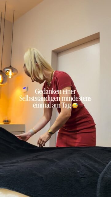 Manchmal trifft einen eine Audio einfach ein bisschen zu doll. 😂 Als Selbstständige gibt es Tage, da denke ich mir wirklich:
„Ich lasse mich irgendwo anstellen.”
Denn die Wahrheit ist: Fast nichts läuft einfach so. Termine planen. Die Arbeit am Kunden. Kundengespräche. Buchhaltung. Bestellung. Kollegengespräche. Social Media. Ideen. Abstimmungen. Organisation und noch so viel mehr…
Und gefühlt 100 Dinge gleichzeitig, die niemand sieht.
Und trotzdem…
…würde ich mich jedes Mal wieder für diesen Weg entscheiden. Weil zwischen all dem Chaos genau das entsteht, was ich mir immer gewünscht habe: Ein Ort mit einem großartigen Team, an dem Menschen sich wohlfühlen dürfen.
Aber ja… Die Audio hat mich trotzdem kurz abgeholt. 🤌🏽😂