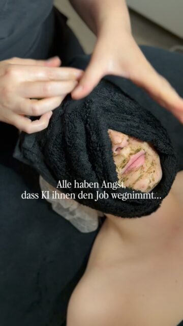 Wir können uns alle kurz beruhigen. 🧘🏼♀️
KI kann viel. Aber unsere Hände ersetzt sie so schnell nicht. 🤝🏼
Die wichtigere Frage ist sowieso: Wann fängt KI endlich an, unsere Wäsche zu waschen? 😅
Unsere Jobs sind safe. Vorerst. 😂