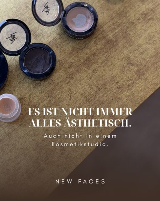 Ästhetik können wir. Reality aber auch. 😂
Denn hinter schönen Behandlungsräumen, Glow und „Mach’s dir bequem“ gibt’s eben auch Wäscheberge, Buchhaltung, vollgestellte Pausentische, Kartons, Zettelwirtschaft und Tage, an denen fünf Minuten Pause einfach fünf Minuten Pause sind.
Nicht alles daran ist schön.
Aber alles davon gehört dazu.
Und ganz ehrlich? Genau diese Seite von New Faces mögen wir irgendwie genauso gern. 🤍
Willkommen hinter den Kulissen. Hier wird nämlich nicht nur geglowt, sondern auch ganz normal gearbeitet. 😂